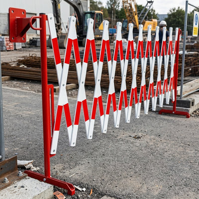 4 metre extendable steel trellis barrier with reflective strips