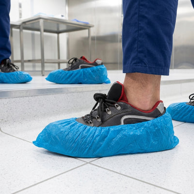 Large blue disposable overshoes – 500 units (5 x 100-pair packs)